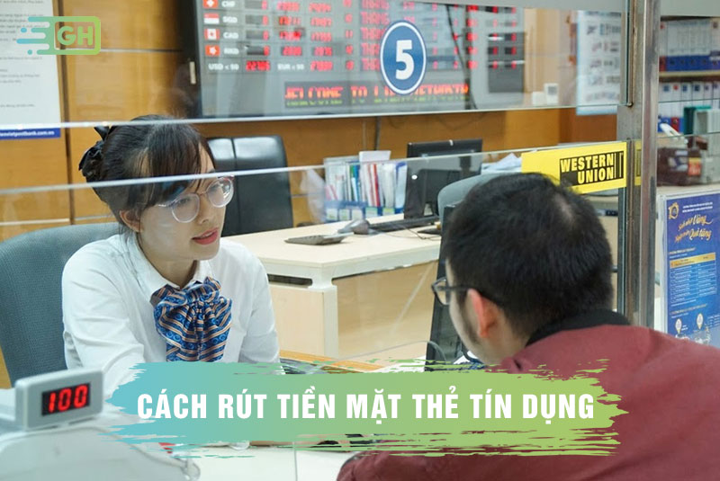 Rút tiền thẻ tín dụng tại quầy giao dịch ngân hàng